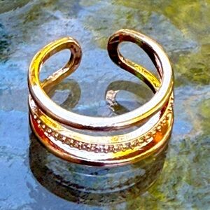 Gold tone wrap toe ring with a line of crystals in the middle